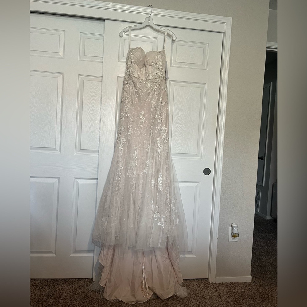 Brand New Beautiful Galina Signature Wedding Dress